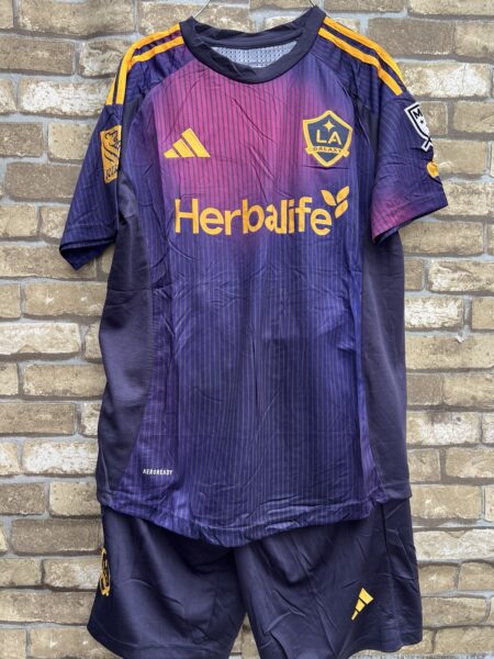 Uniforme LA Galaxy morado, vista frontal